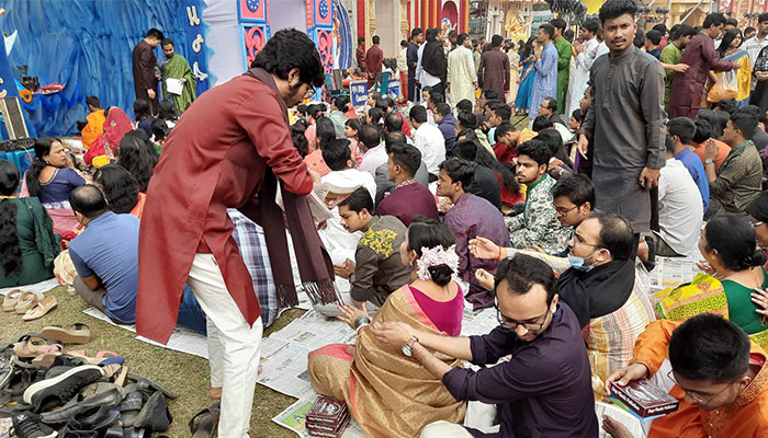 উৎসবের আমেজে বিদ্যাদেবীর আরাধনা