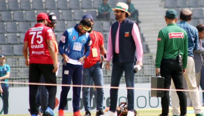 টিকে থাকার ম্যাচে টস হেরে বোলিংয়ে ঢাকা