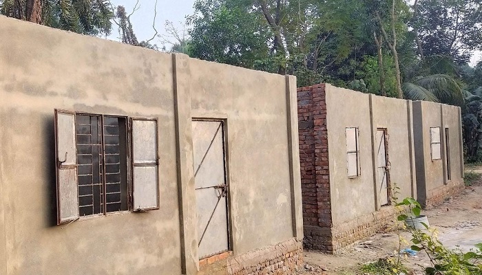 চাঁদা না পেয়ে প্রধানমন্ত্রীর উপহারের ঘরের নির্মাণ সামগ্রী চুরির অভিযোগ