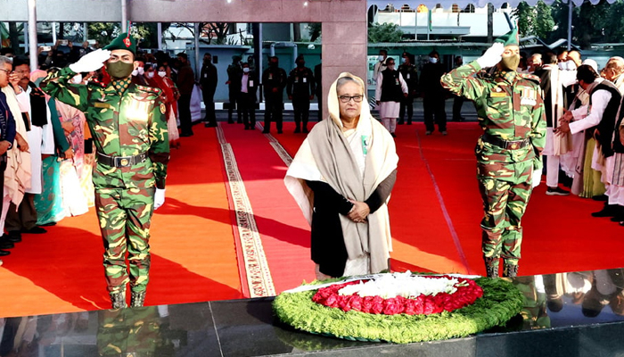 স্বদেশ প্রত্যাবর্তন দিবসে বঙ্গবন্ধুর প্রতিকৃতিতে প্রধানমন্ত্রীর শ্রদ্ধা
