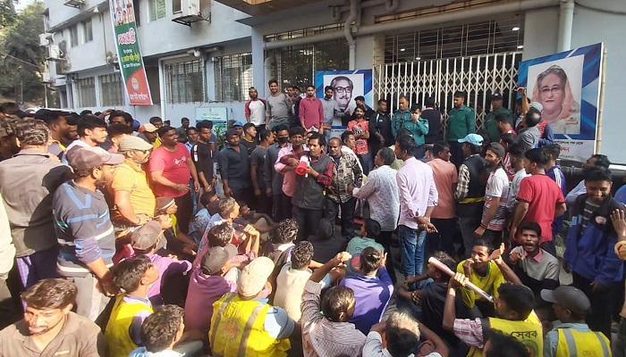 চসিক ভবন ঘেরাও পরিচ্ছন্নকর্মীদের, অবরুদ্ধ মেয়র