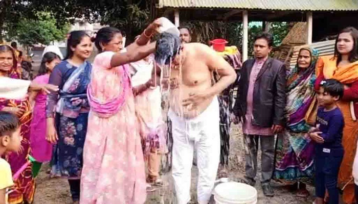 কারামুক্ত হয়ে দুধ দিয়ে গোসল ইউপি চেয়ারম্যানের
