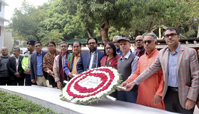 বঙ্গবন্ধুর সমাধিতে জাতীয় প্রেসক্লাব নেতাদের শ্রদ্ধা