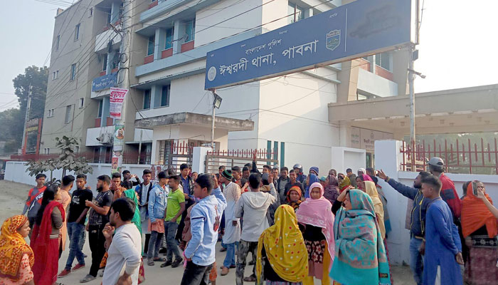 অভিযুক্ত যুবলীগ-ছাত্রলীগ নেতার ফাঁসির দাবিতে থানা ঘেরাও
