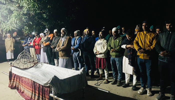 হাতকড়া-ডান্ডাবেড়ি নিয়েই মায়ের জানাজা পড়লেন ছাত্রদল নেতা