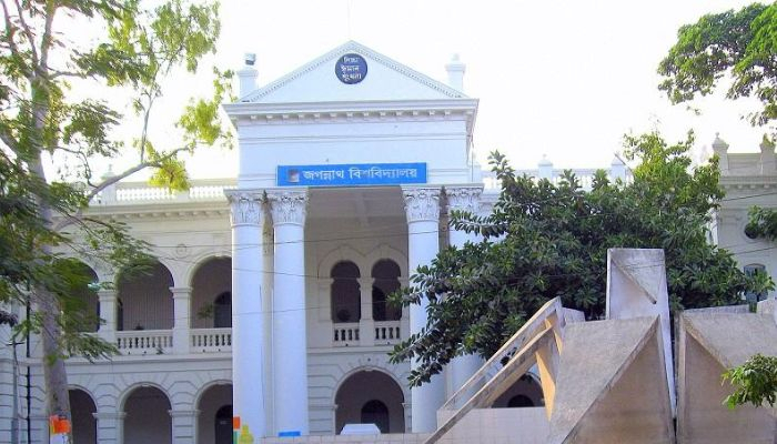 ইউজিসির নির্দেশনায়ও টলেন না প্রক্টর