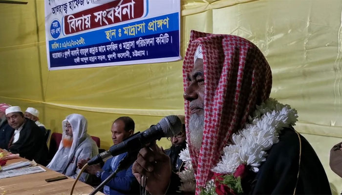 বিদায়বেলায় মসজিদের ইমামকে জাঁকজমক সংবর্ধনা