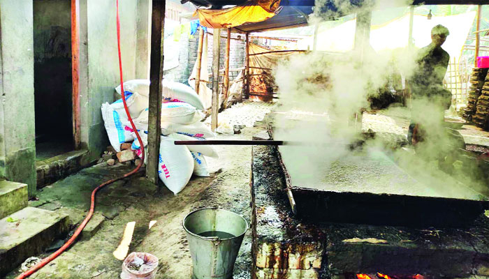 চিনি দিয়ে তৈরি হচ্ছে খেজুরের গুড়