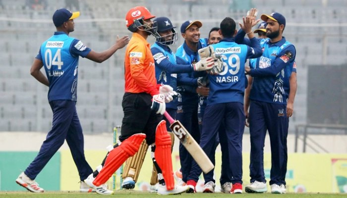 বিপর্যয় ঠেকিয়ে ঢাকাকে ১১৪ রানের লক্ষ্য দিল খুলনা