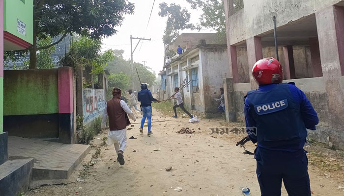 রণক্ষেত্রে ইট-বল্লম এগিয়ে দিচ্ছিল নারী ও শিশুরা