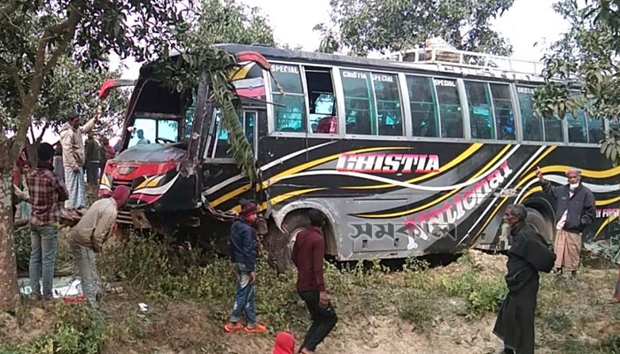 ভ্যানে করে যাচ্ছিলেন বিয়ের অনুষ্ঠানে, বাসের ধাক্কায় প্রাণ গেল দাদী ও নাতনির