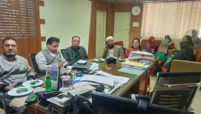 রেজিস্ট্রারের পদত্যাগ দাবিতে আন্দোলনে কর্মকর্তারা