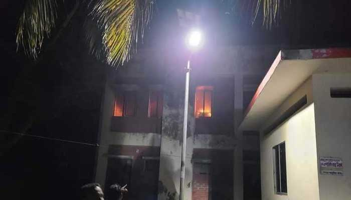 পাইকগাছায় অপারেশন থিয়েটারে অগ্নিকাণ্ড