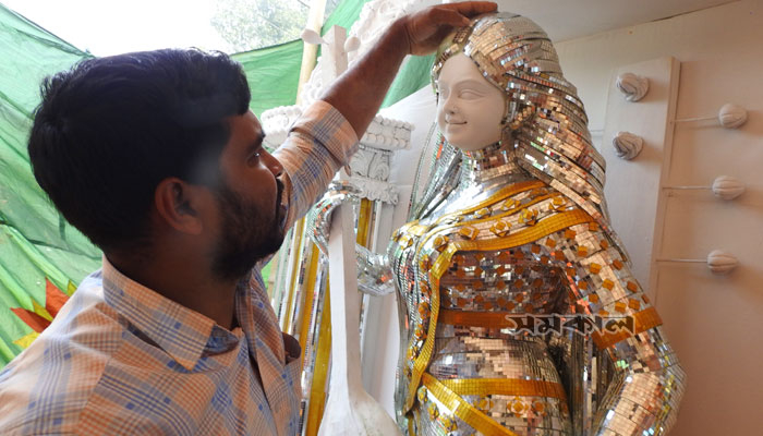 কাচ দিয়ে সরস্বতী প্রতিমা বানালেন স্বরজিত