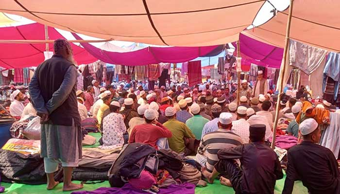 ইজতেমায় ইবাদত-বন্দেগিতে মশগুল মুসল্লিরা, কাল আখেরি মোনাজাত