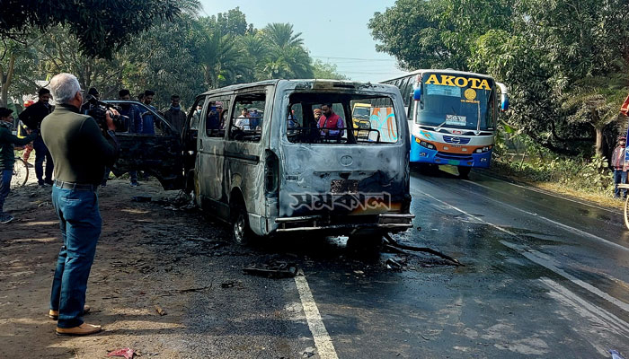 মোটরসাইকেলে মাইক্রোবাসের ধাক্কা, ঘটনাস্থলেই প্রাণ গেল যুবকের