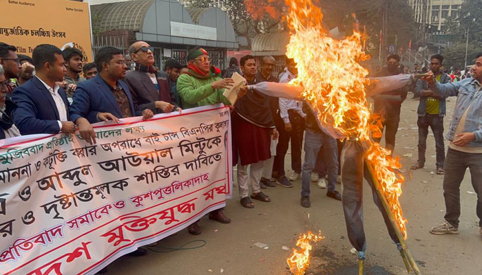শাহবাগে বিএনপির গয়েশ্বর-মিন্টুর কুশপুত্তলিকা দাহ, গ্রেপ্তার দাবি