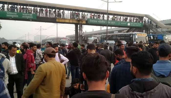 বাসচাপায় নাদিয়ার মৃত্যুর প্রতিবাদে কাওলায় সড়ক অবরোধ