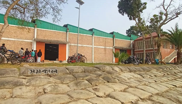 খুলনায় মায়ের স্মৃতিবিজড়িত জমি ঘুরে দেখলেন প্রধানমন্ত্রী