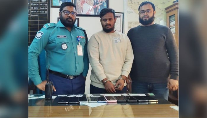 যাত্রী সেজে বাসে উঠে ফোন চুরিই তার পেশা