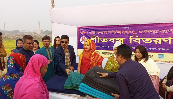 ফরিদপুরে বেদে পল্লীতে পুনাকের উদ্যোগে শীতবস্ত্র বিতরণ