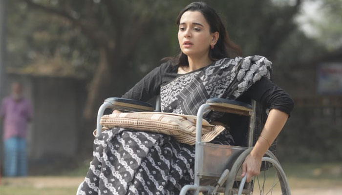 হুইল চেয়ারে করে বই ফেরি করে বেড়ান সাবিলা নূর
