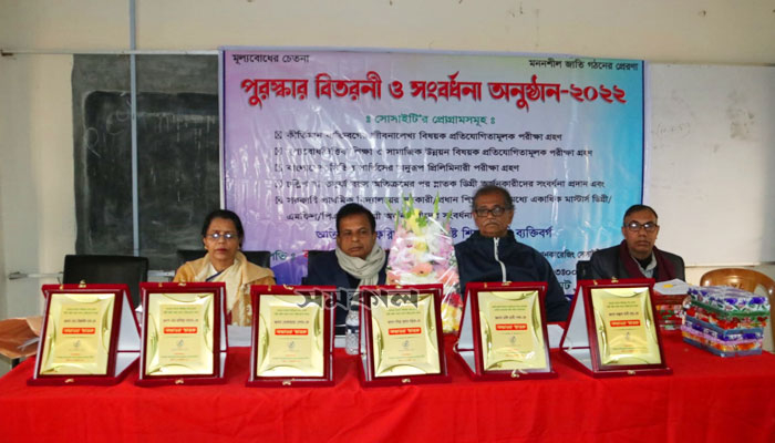 ৪০ বছর বয়সে স্নাতক ডিগ্রি অর্জনকারীদের সংবর্ধনা
