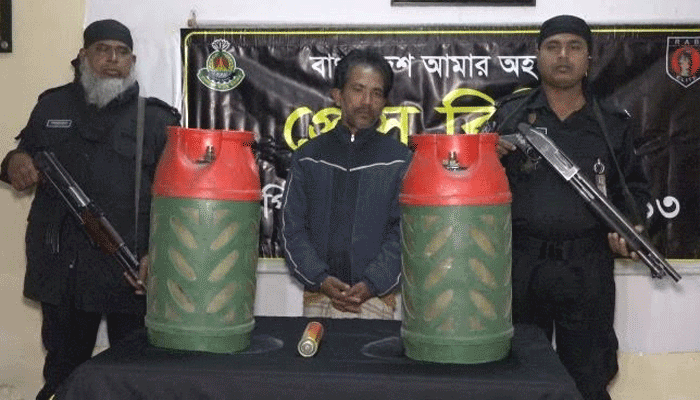 গ্যাস সিলিন্ডারের ভিতর থেকে বস্তাভর্তি গাঁজা উদ্ধার, গ্রেপ্তার ১ গ্যাস সিলিন্ডারের ভিতর থেকে বস্তাভর্তি গাঁজা উদ্ধার, গ্রেপ্তার ১