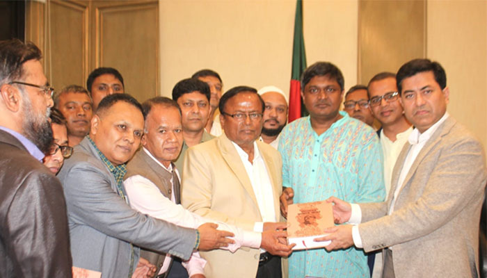লেখালেখির মাধ্যমে সঠিক ইতিহাস তুলে ধরতে হবে: মেয়র তাপস লেখালেখির মাধ্যমে সঠিক ইতিহাস তুলে ধরতে হবে: মেয়র তাপস