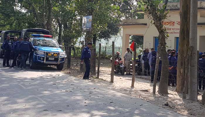জলাধার খনন নিয়ে এলাকাবাসী-পাউবো কর্তৃপক্ষের সংঘর্ষ, আহত ৮ জলাধার খনন নিয়ে এলাকাবাসী-পাউবো কর্তৃপক্ষের সংঘর্ষ, আহত ৮