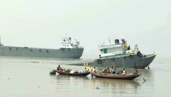 হুগলিতে দুর্ঘটনায় দুই বাংলাদেশি জাহাজ হুগলিতে দুর্ঘটনায় দুই বাংলাদেশি জাহাজ