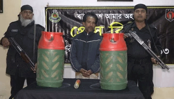 গ্যাস সিলিন্ডারের ভিতর থেকে বস্তাভর্তি গাঁজা উদ্ধার, গ্রেপ্তার ১