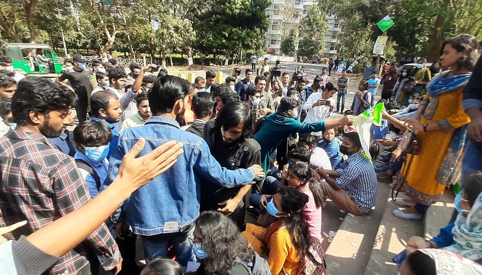 আন্দোলনরত শিক্ষার্থীদের ব্যানার-ফেস্টুন কেড়ে নিল ছাত্রলীগ