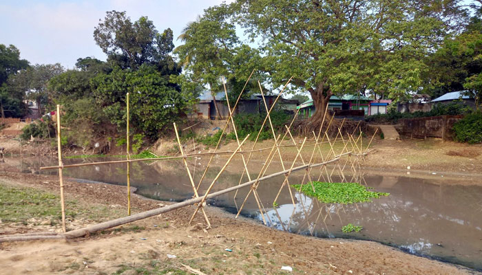 সেতুর অভাবে দুর্ভোগ