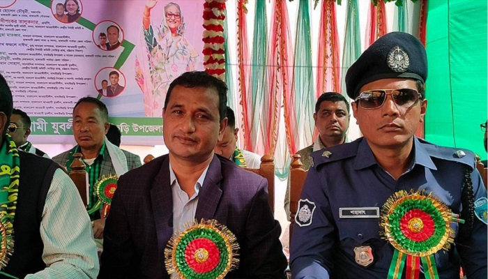 বাঘাইছড়িতে যুবলীগের সম্মেলনে অতিথি মঞ্চে ওসি
