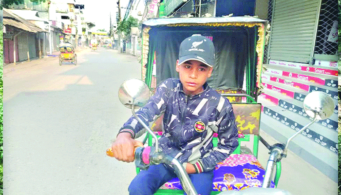 শিশুর হাতে স্টিয়ারিং