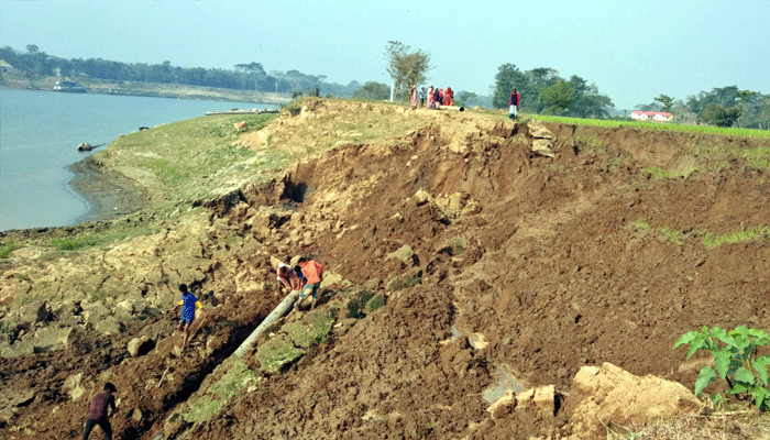 হঠাৎ ভাঙনে হুমকির মুখে ফসলি জমি