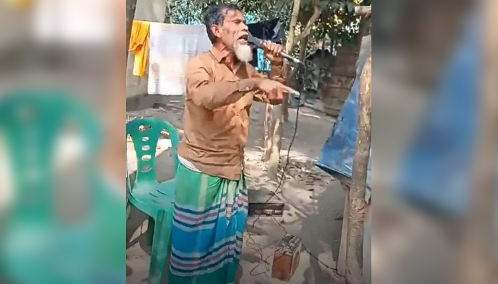 বারবার মোবাইল চুরি হওয়ায় মাইক ভাড়া করে চোরকে গালিগালাজ