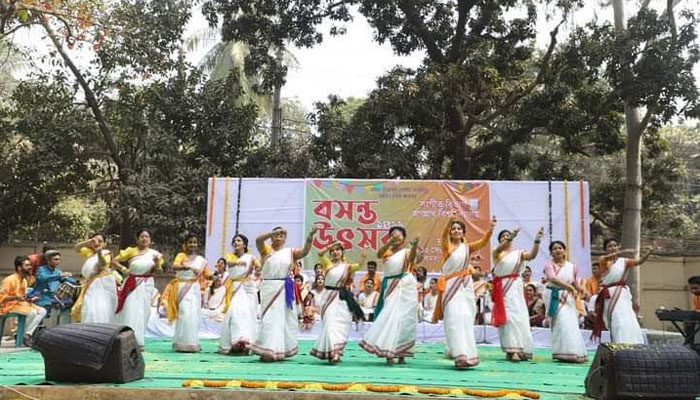 জগন্নাথ বিশ্ববিদ্যালয়ে নাচে-গানে বসন্ত বরণ