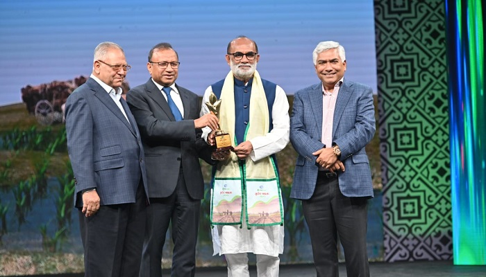 আজীবন সম্মাননা পেলেন মৎস্য ও প্রাণিসম্পদমন্ত্রী