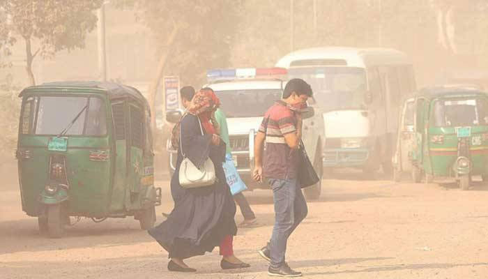 দূষিত বাতাসের শহরের তালিকায় শীর্ষে ঢাকা