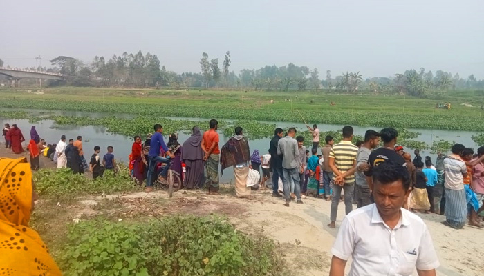 চল্লিশ ঘণ্টা পর পানিতে ভেসে উঠলো শিশুর লাশ