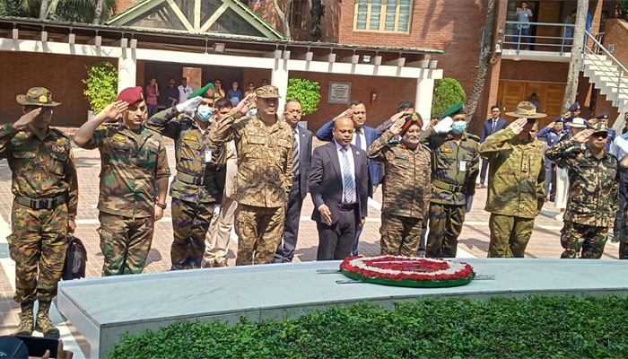 বঙ্গবন্ধুর সমাধিতে ৭ দেশের ৮ সামরিক প্রতিনিধির শ্রদ্ধা