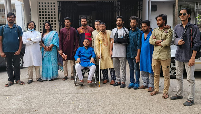 হুইলচেয়ারে এসে অভিযোগ, বিচার না পেলে গায়ে আগুন জ্বালিয়ে আত্মহত্যার হুমকি