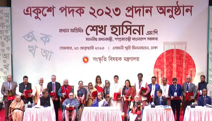 একুশে পদক প্রদান করলেন প্রধানমন্ত্রী