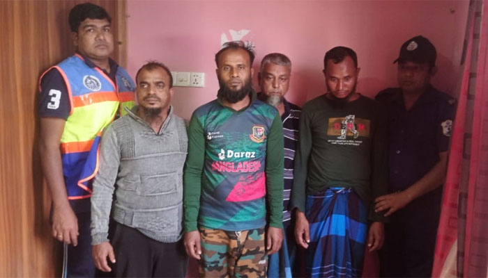 পদ্মা নদী থেকে অবৈধভাবে বালু কাটার অভিযোগে গ্রেপ্তার ৬