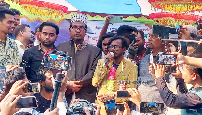 উপহারের গাড়ি নিলেন হিরো আলম, ঘোষণা দিলেন অ্যাম্বুলেন্স বানানোর