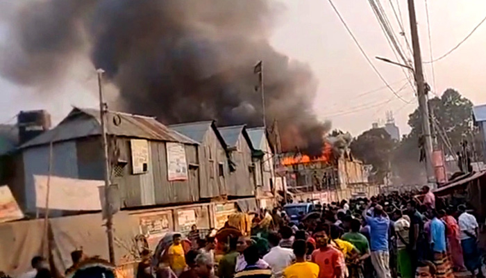 কড়াইল বস্তিতে আগুনে পুড়ল অর্ধশত ঘর