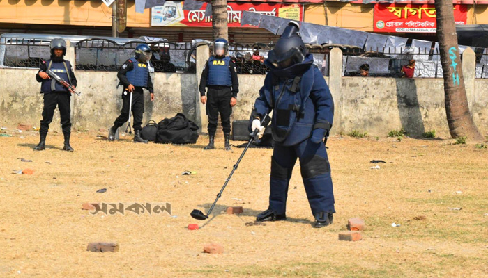 চাঁপাইনবাবগঞ্জ-৩ উপনির্বাচন: ভোট কেন্দ্রে ককটেল, সংঘর্ষ