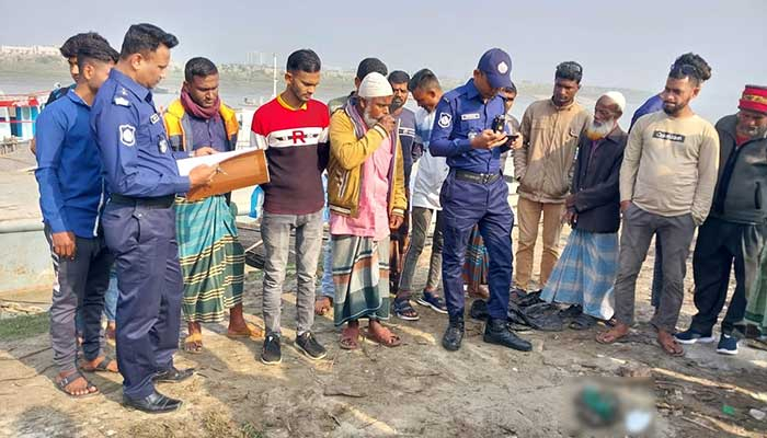 রাস্তার পাশে পলিথিনে মোড়ানো নবজাতকের লাশ